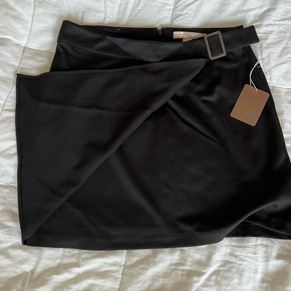 Forever21 Black skirt with Belt buckle flap - Picture 4 of 5